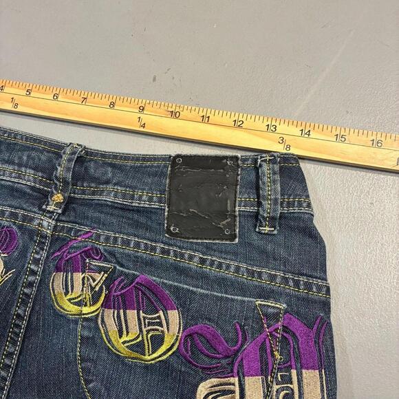 2000's House of Deréon Embroidered Capri Whiskered Denim Jeans - Picture 5 of 7